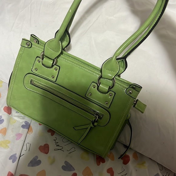 Es pequeña color verde muy bonita para combinar si está interesado cómpralo - Picture 10 of 17